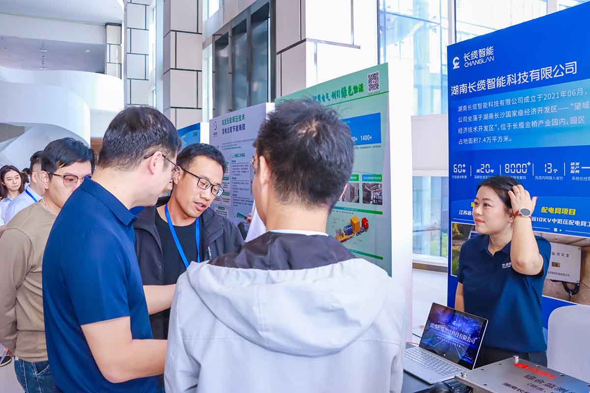 數(shù)字賦能石化電纜運(yùn)維，長(zhǎng)纜智能青島展會(huì)獲矚目-被參訪人員圍觀討論