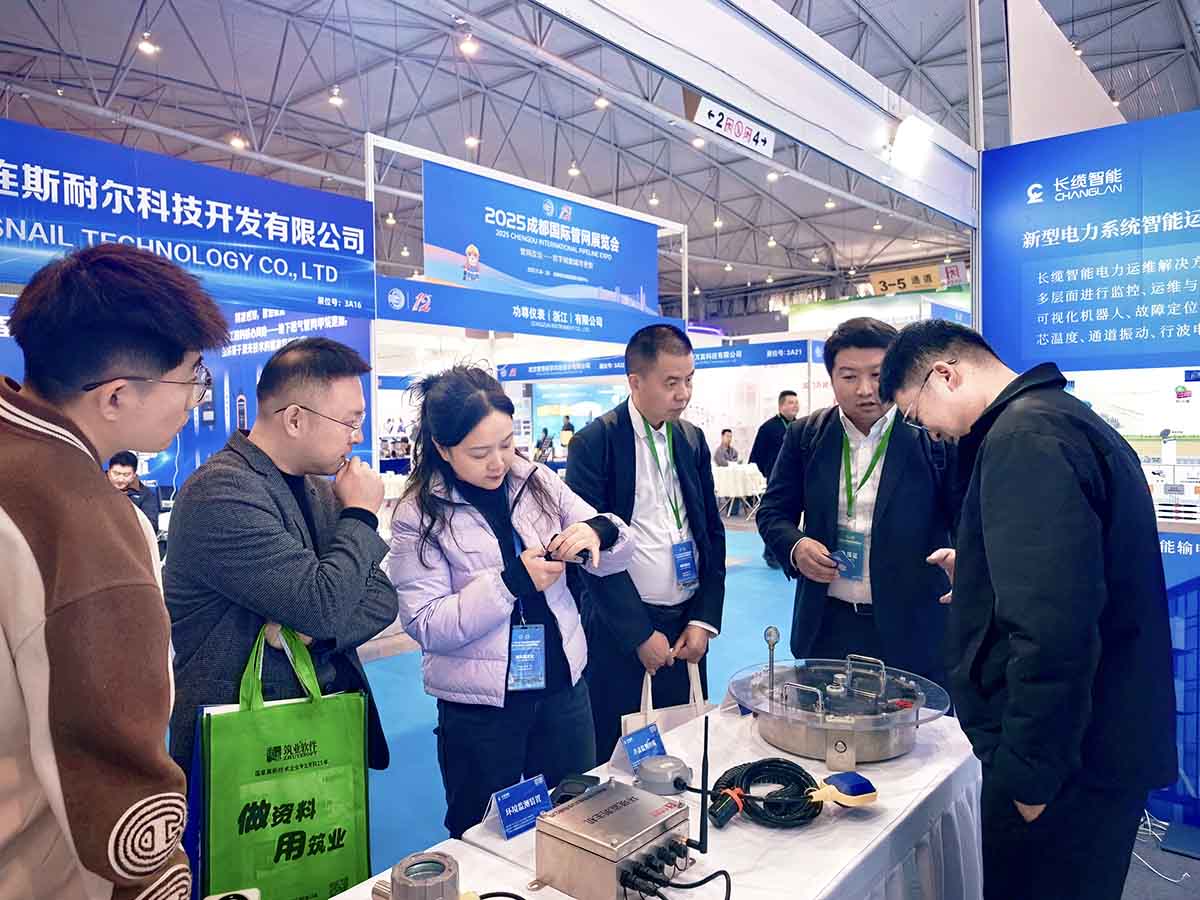 數(shù)字賦能城市生命線(xiàn)運(yùn)維，長(zhǎng)纜智能亮相成都國(guó)際管網(wǎng)展與參訪(fǎng)人員交談